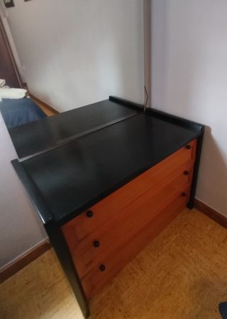 Cómoda con espejo y mesitas de noche