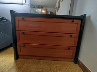 Cómoda con espejo y mesitas de noche