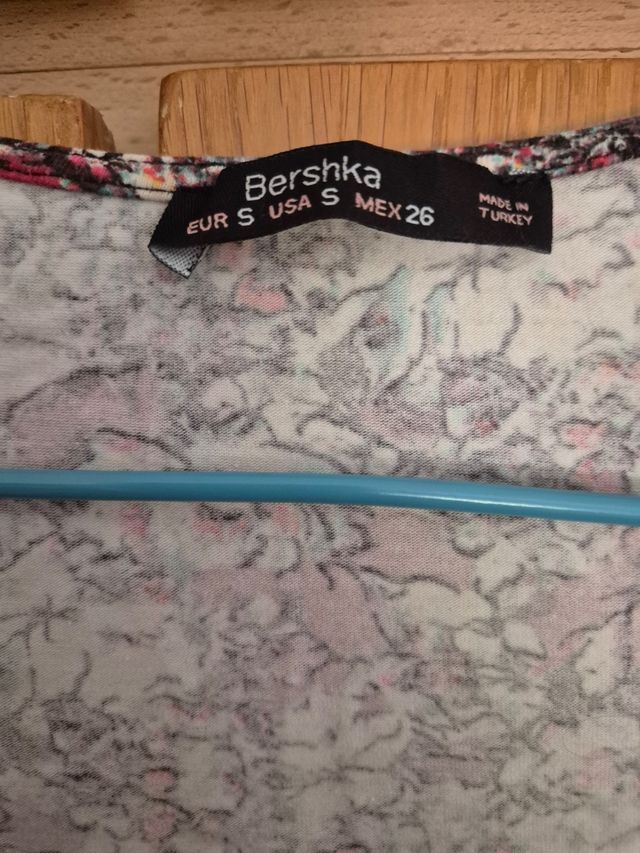 Camiseta Bershka flores manga 3/4 talla S