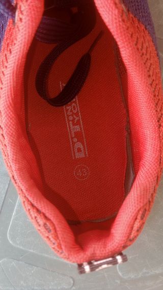 Zapatos deportivos azules y rojos