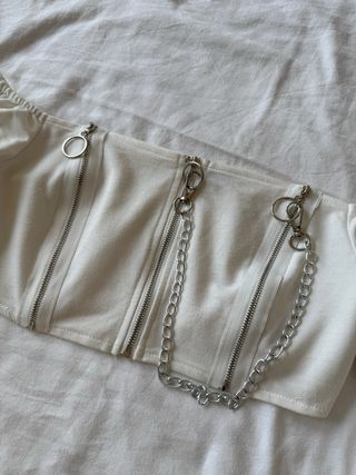 Top bianco manica lunga con catena