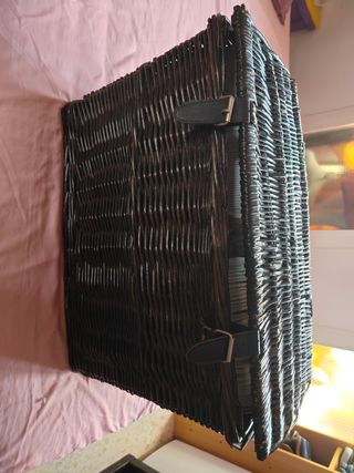 Caja de mimbre marrón con cierres