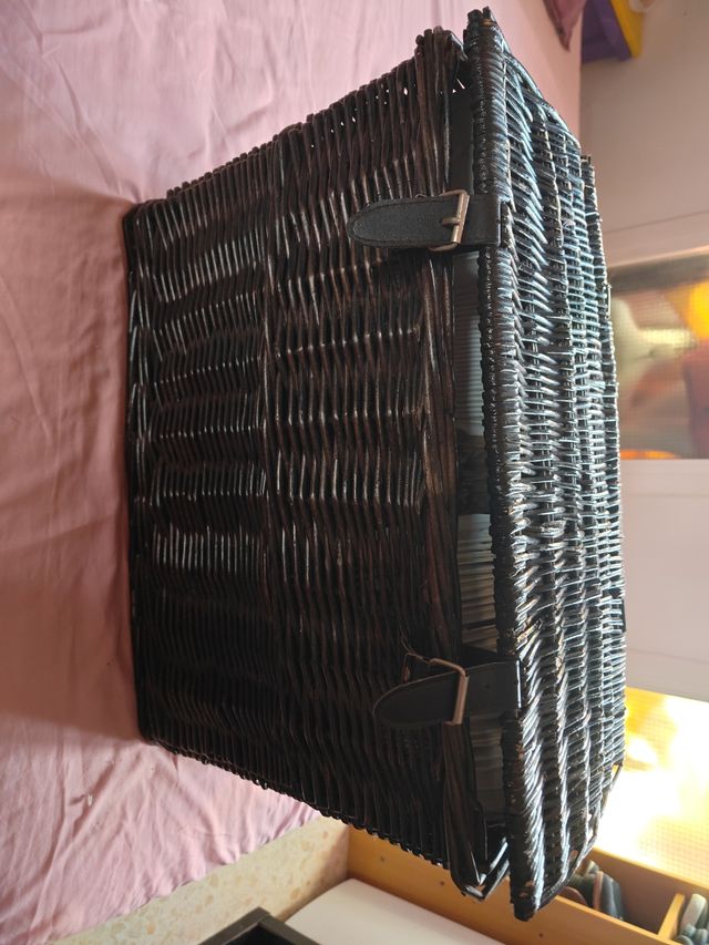 Caja de mimbre marrón con cierres