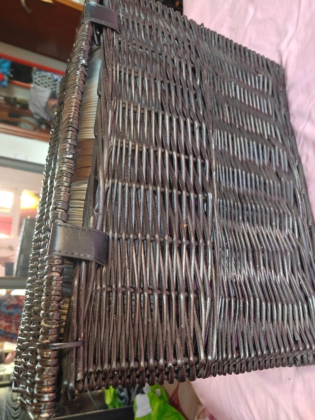 Caja de mimbre marrón con cierres