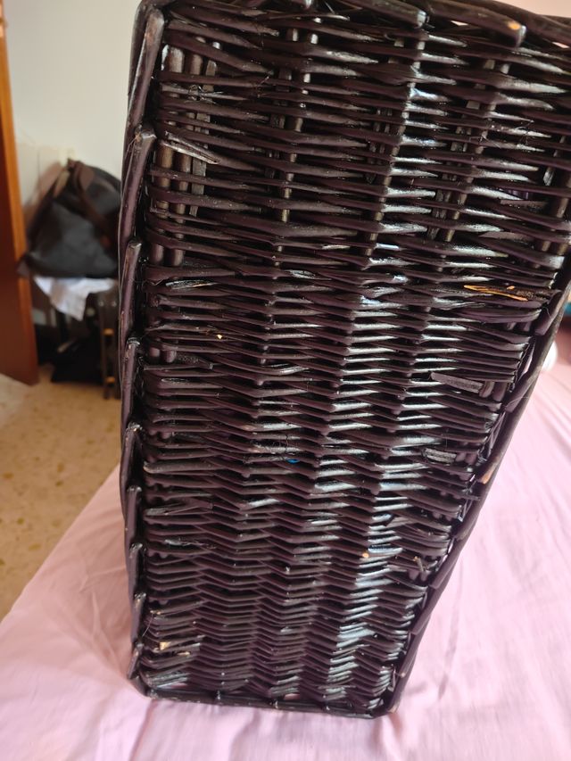 Caja de mimbre marrón con cierres