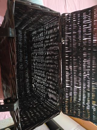 Caja de mimbre marrón con cierres