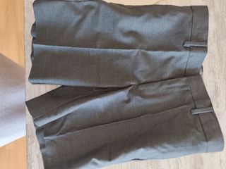 Pantalón corto gris, de coconut, talla 10-11. 