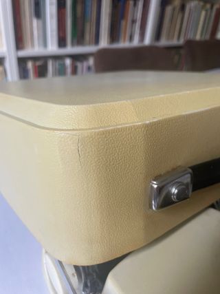 Máquina de escribir vintage crema