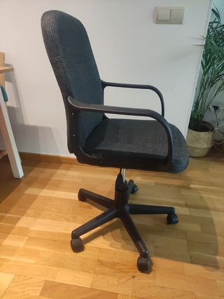 Silla de oficina gris