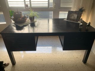 Mesa de estudio de madera antigua
