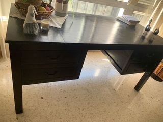 Mesa de estudio de madera antigua