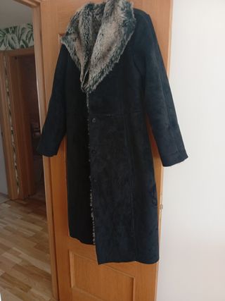 Abrigo negro con cuello de pelo