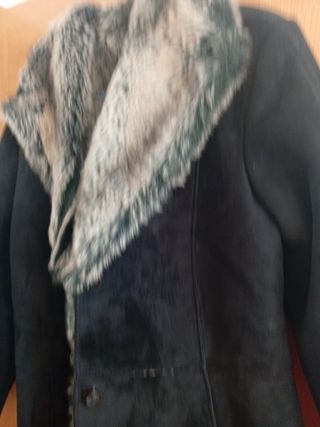Abrigo negro con cuello de pelo