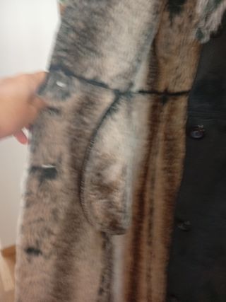 Abrigo negro con cuello de pelo