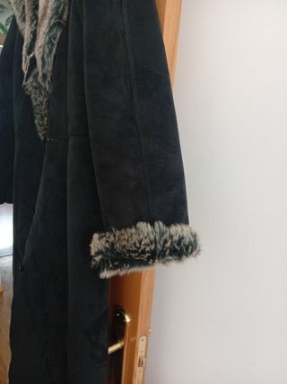 Abrigo negro con cuello de pelo
