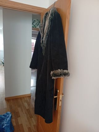 Abrigo negro con cuello de pelo