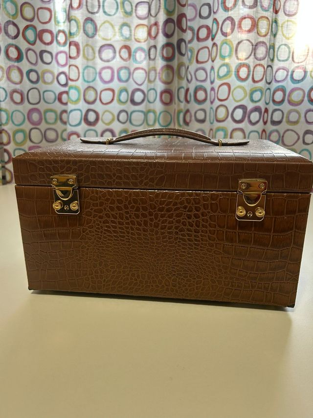 Joyero Marrón con Cierre Dorado