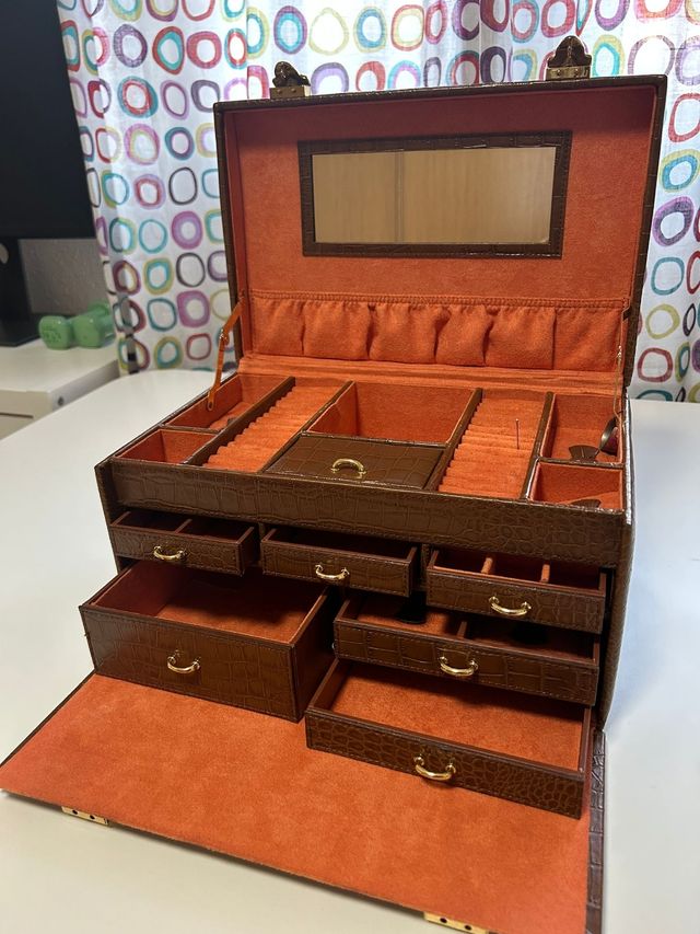 Joyero Marrón con Cierre Dorado