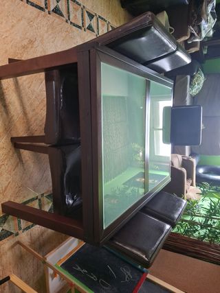 Mesa de comedor de madera y cristal