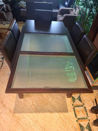Mesa de comedor de madera y cristal