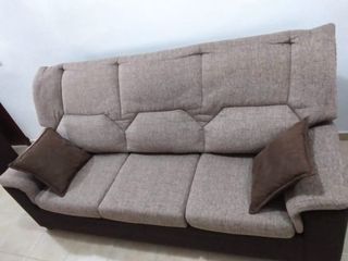 Sofá de tela beige y marrón