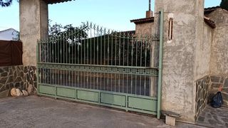 Dos puertas: principal y corredera hierro macizo
