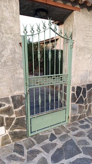 Dos puertas: principal y corredera hierro macizo