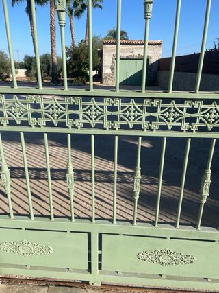 Dos puertas: principal y corredera hierro macizo