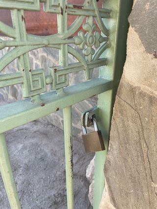Dos puertas: principal y corredera hierro macizo
