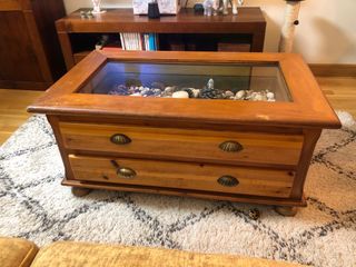 Mesa de centro con detalles de conchas