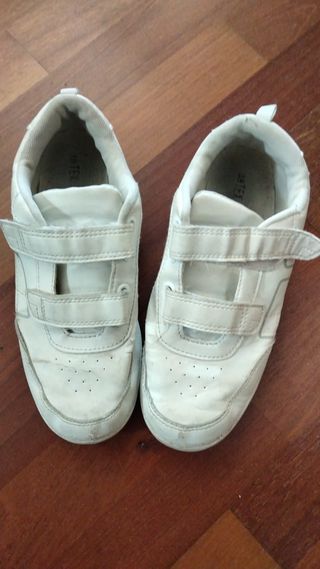 Zapatillas deportivas blancas velcro