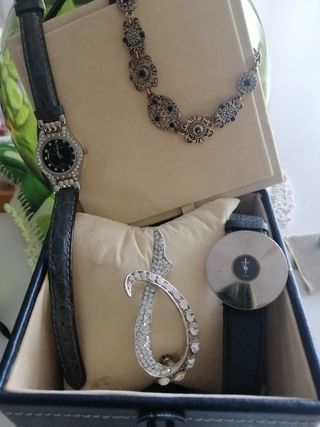 Lote de 2 relojes, broche y pulsera