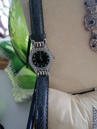 Lote de 2 relojes, broche y pulsera
