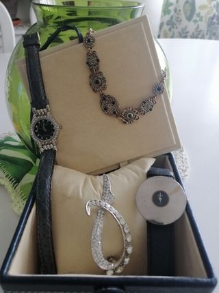 Lote de 2 relojes, broche y pulsera