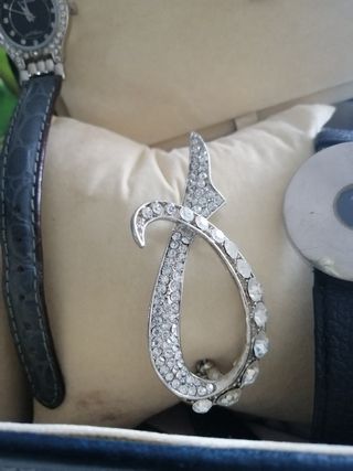 Lote de 2 relojes, broche y pulsera