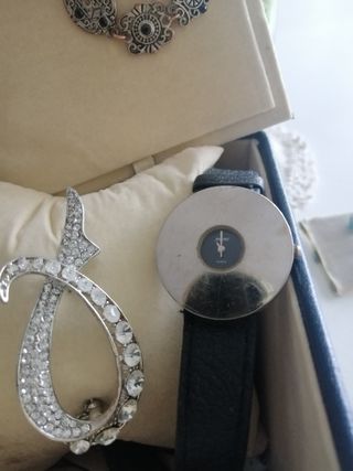 Lote de 2 relojes, broche y pulsera