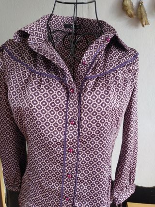 Blusa de raso con estampado geométrico