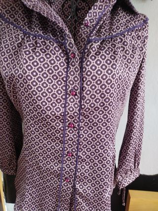 Blusa de raso con estampado geométrico