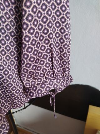 Blusa de raso con estampado geométrico