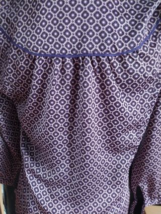 Blusa de raso con estampado geométrico