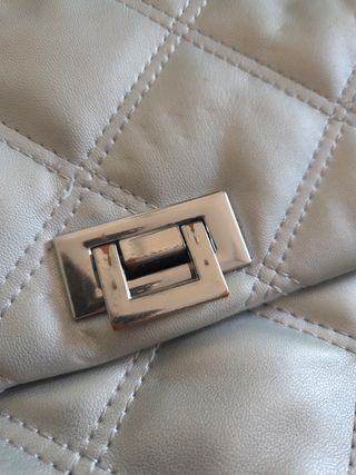 Bolso plateado acolchado con cadena