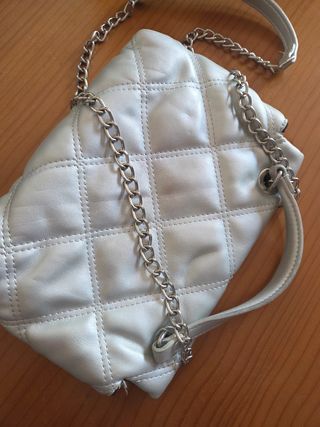 Bolso plateado acolchado con cadena