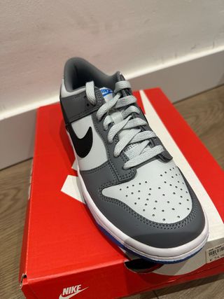 Zapatilla deportiva Nike gris y blanca