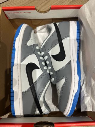Zapatilla deportiva Nike gris y blanca