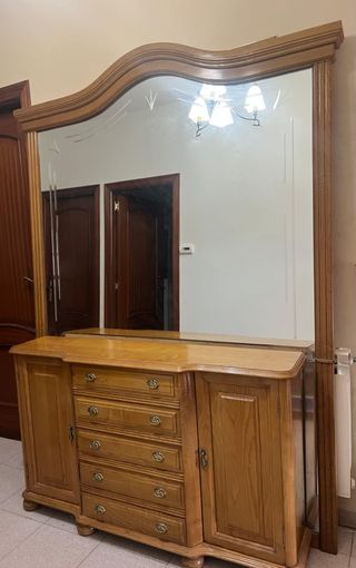 Recibidor de madera con espejo