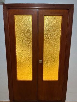 Puertas antiguas con vidrieras