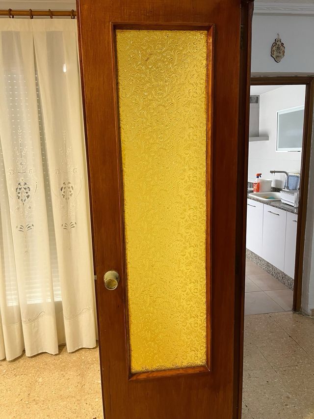 Puertas antiguas con vidrieras