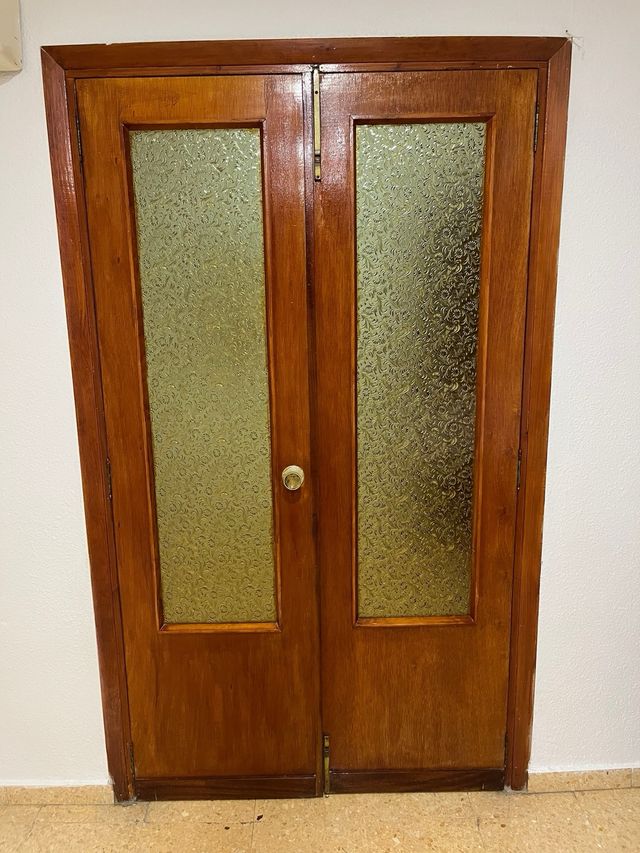 Puertas antiguas con vidrieras