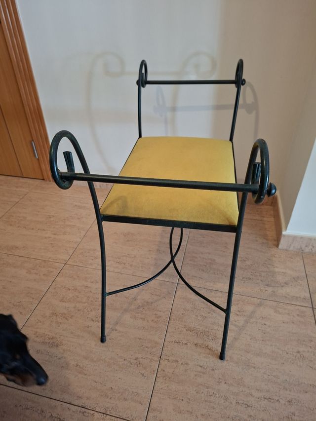 Taburete de forja con asiento tapizado