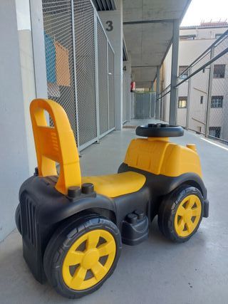 Camión infantil amarillo y negro